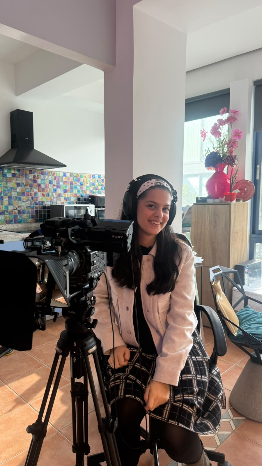 Ruth de DolceMedia junto a su cámara durante una producción de contenido